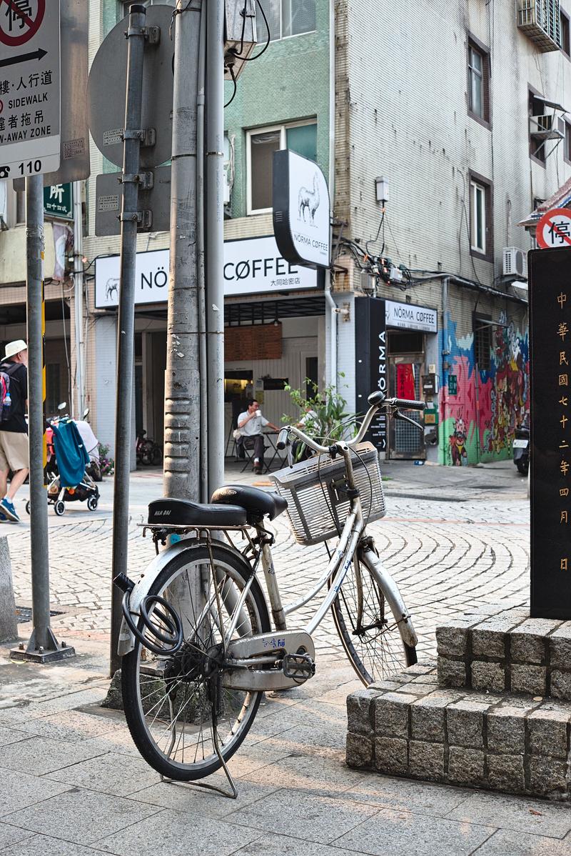 Street views: bike and coffee – Taipei, Taiwan