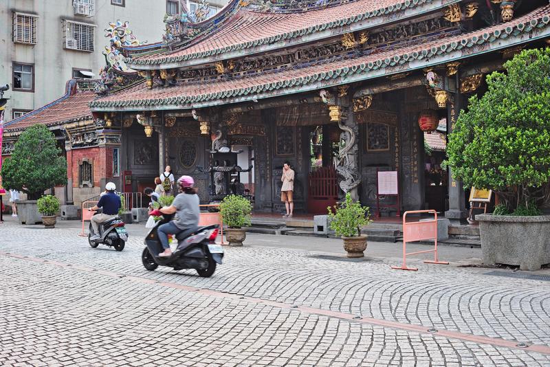 Street views: temple & prayer – Taipei, Taiwan