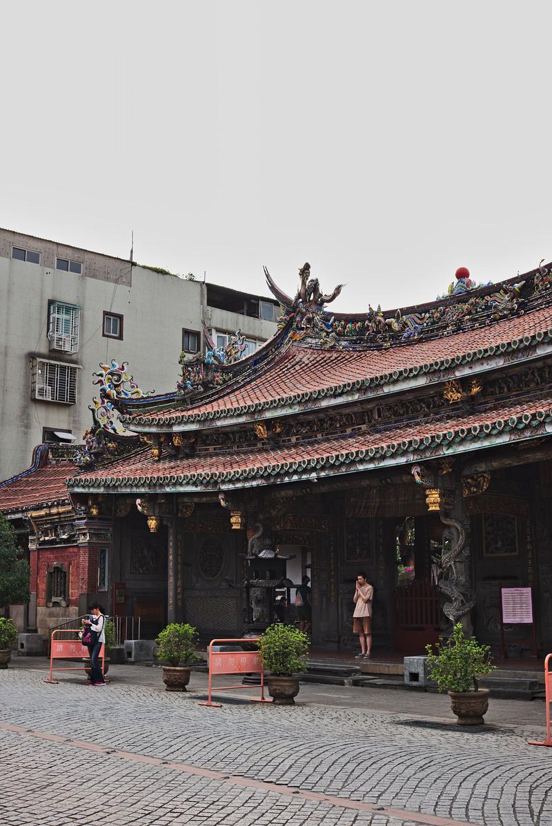 Street views: temple & prayer – Taipei, Taiwan