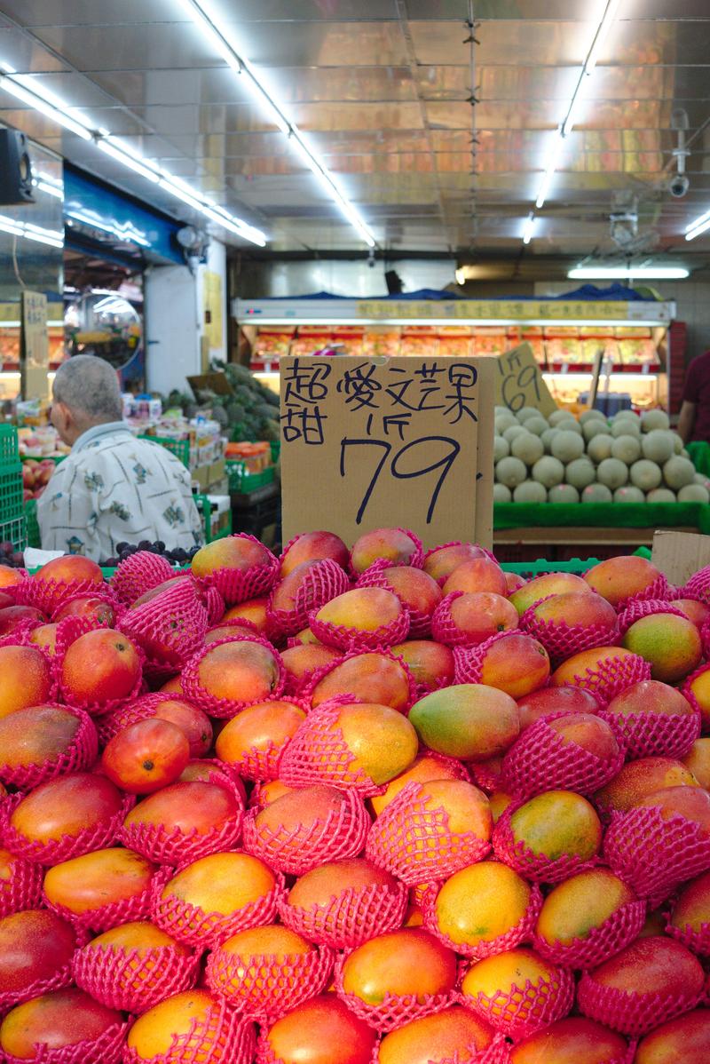 Street views: fruit stand – Taipei, Taiwan
