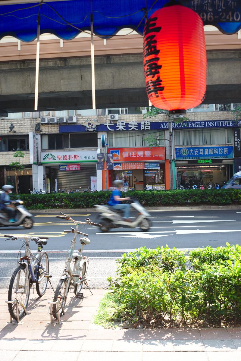 Street views: motorist & lantern – Taipei, Taiwan
