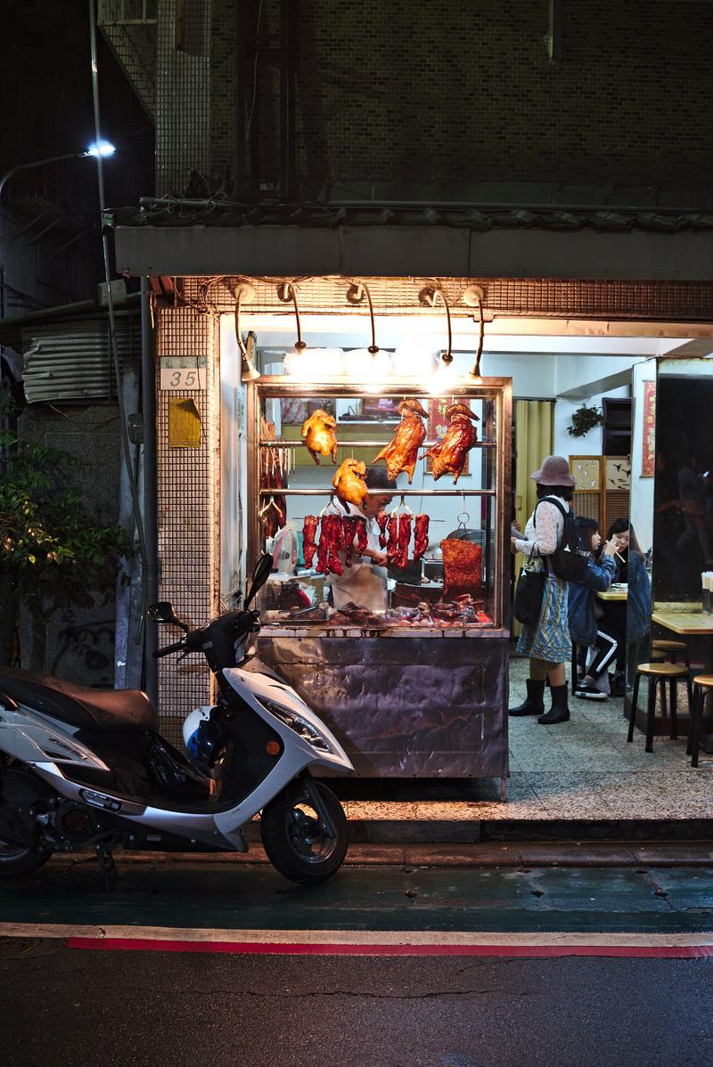 Nighttime street views: all the meats – Taipei, Taiwan
