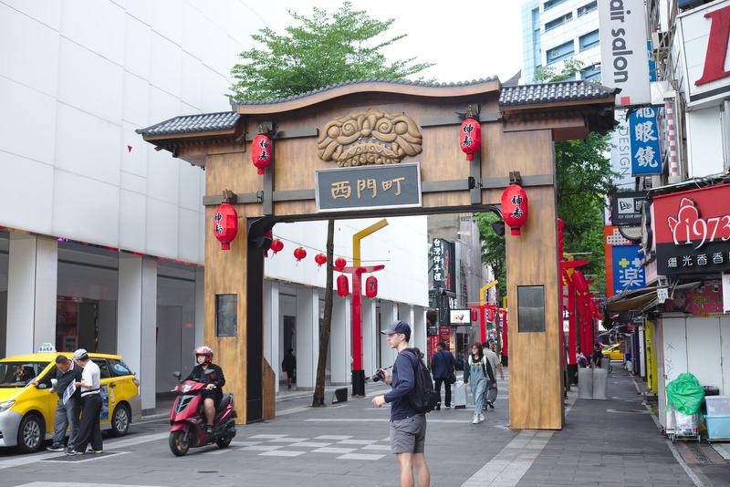 Shopping district gate entrance, Taipei, Taiwan